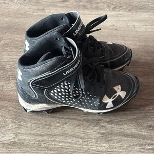 Under Armour Kids Black Sports Cleats size 4.5